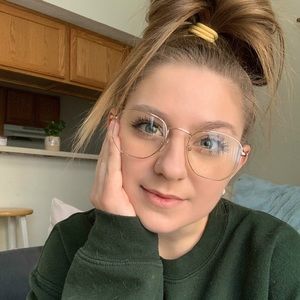 Meet your Posher, Alexis